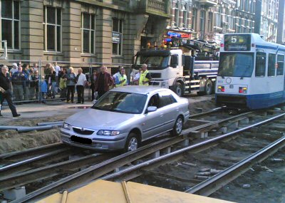 Auto op tramrails